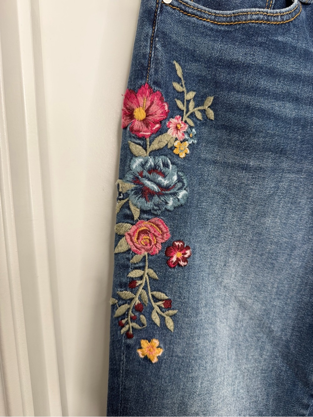 Driftwood Floral Embroidered Bootcut Jeans Sz 30 NWT! - Picture 3 of 5
